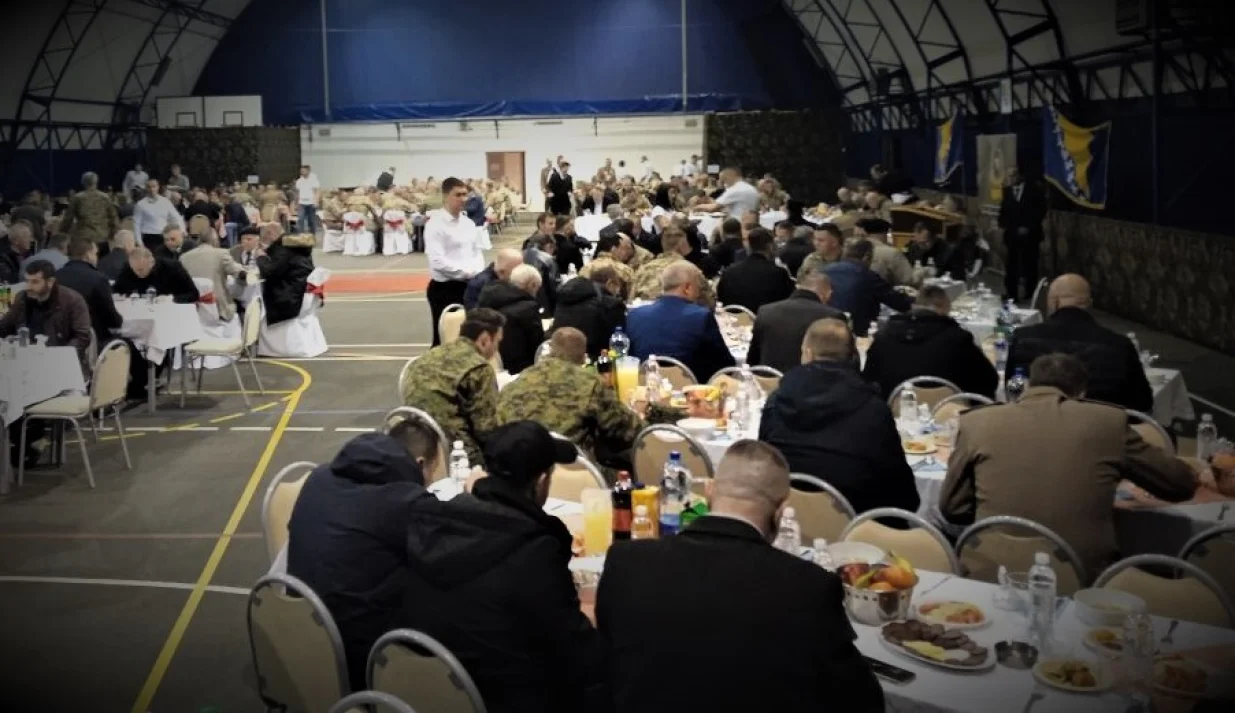 Tradicionalni zajednički iftar i prijem za visoke zvanice iz Oružanih snaga Bosne i Hercegovine, NATO-a i predstavnika EUFOR-a te društveno političkog života u BiH iz reda svih vjerskih konfesija, obilježen je u Komandi za podršku Oružanih snaga BiH, u kasarni "Kozara" u Banjoj Luci//