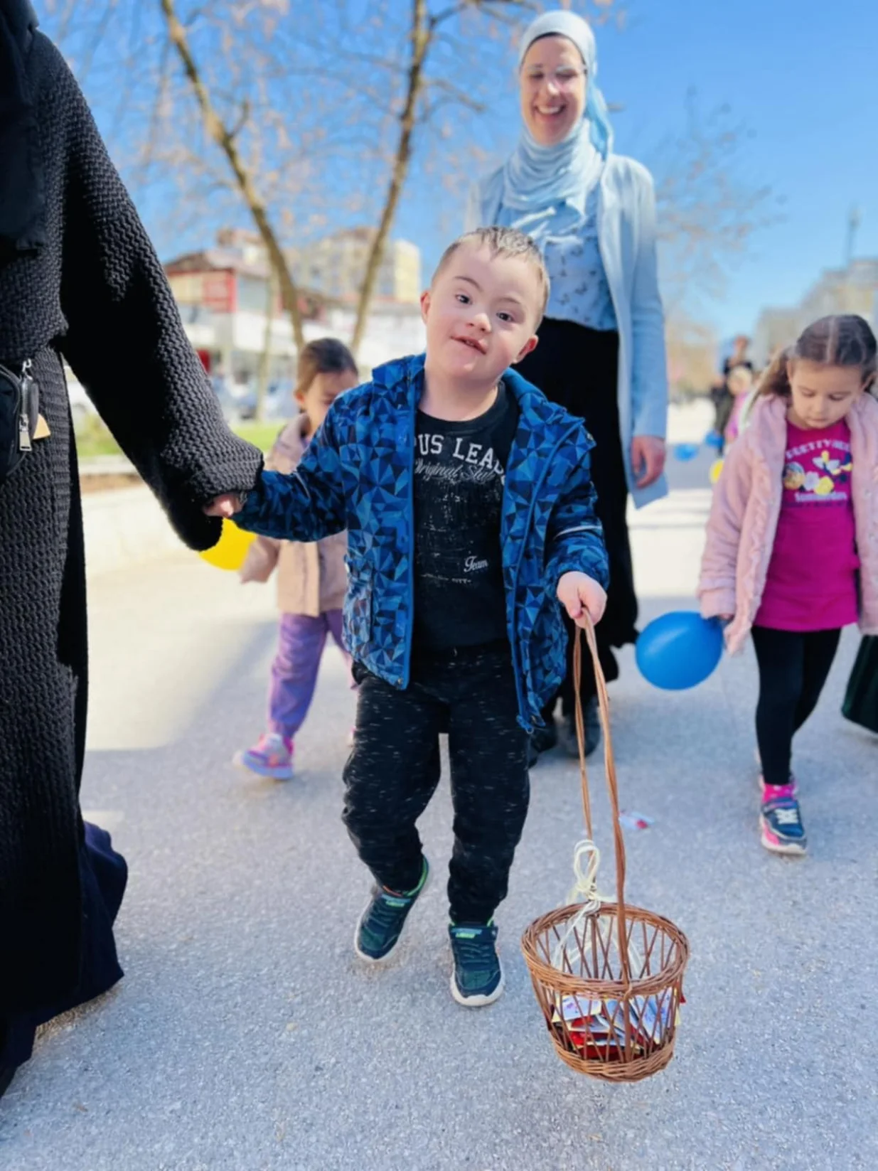 Mališani iz vrtića "Dječiji grad" danas su sa svojim učiteljicama Emanom Korjenić i Ševalom Islamović imali divnu priliku posjetiti Udruženje Dobro djelo povodom obilježavanja Svjetskog dana osoba s Down sindromom//