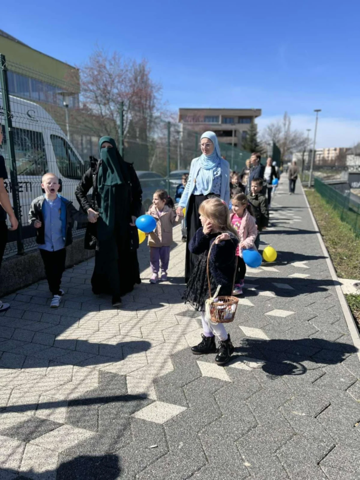 Mališani iz vrtića "Dječiji grad" danas su sa svojim učiteljicama Emanom Korjenić i Ševalom Islamović imali divnu priliku posjetiti Udruženje Dobro djelo povodom obilježavanja Svjetskog dana osoba s Down sindromom//