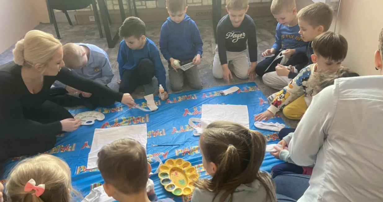 Mališani iz vrtića "Dječiji grad" danas su sa svojim učiteljicama Emanom Korjenić i Ševalom Islamović imali divnu priliku posjetiti Udruženje Dobro djelo povodom obilježavanja Svjetskog dana osoba s Down sindromom//