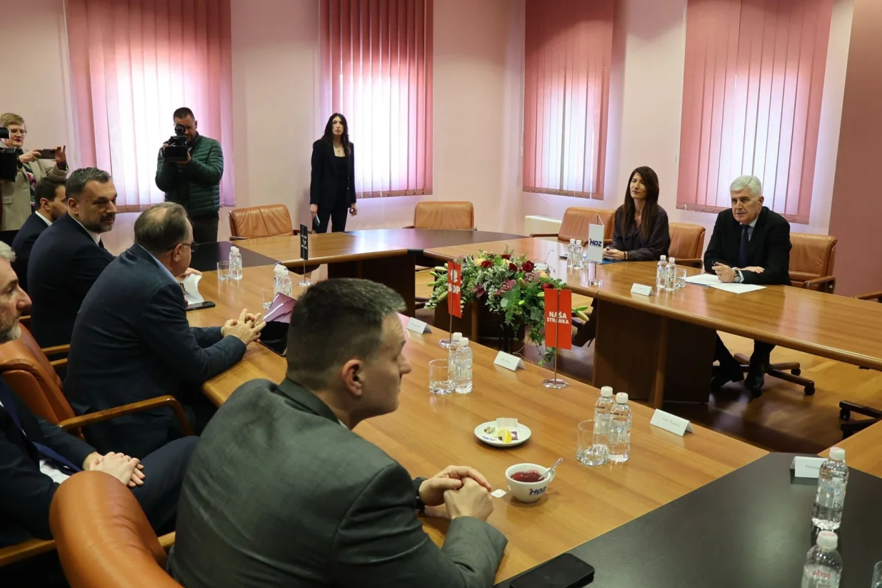 MOSTAR, 21. ožujka (FENA) – U Domu HDZ-a BiH u Mostaru počeo je sastanak predstavnika političkih stranaka koalicije na razini Federacije Bosne i Hercegovine. (Foto FENA/ES)/Es