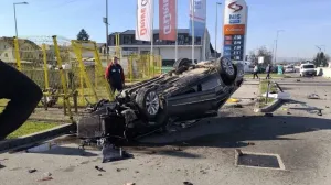 Vozilo završilo na krovu/Društvene mreže//