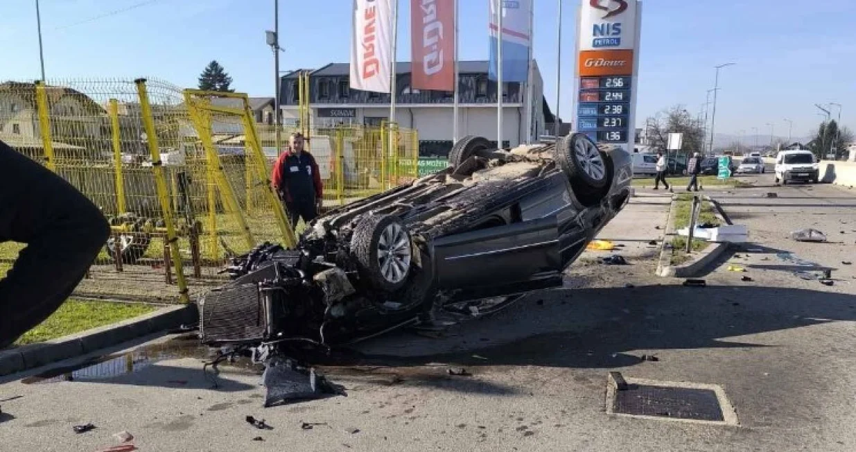 Vozilo završilo na krovu/Društvene mreže//