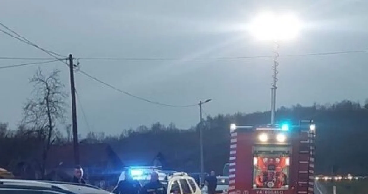 Policija i vatrogasci na mjestu nesreće/Nezavisne//