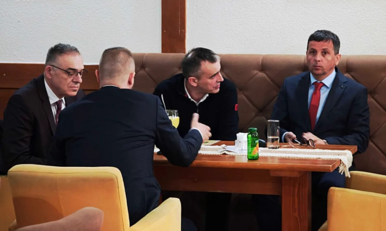 Predstavnici Liste za pravdu i red na kafi sa SDS-ovcima prije sastanka sa HDZ-om, opozicija u RS/Klix.ba