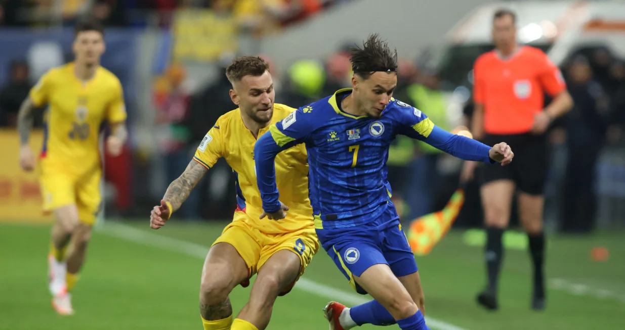 Soccer Football - World Cup - UEFA Qualifiers - Group H - Romania v Bosnia & Herzegovina - Arena Nationala, Bucharest, Romania - March 21, 2025 Bosnia & Herzegovina's Amar Dedic in action with Romania's Denis Dragus Inquam Photos via REUTERS/George Calin ROMANIA OUT. NO COMMERCIAL OR EDITORIAL SALES IN ROMANIA. THIS IMAGE HAS BEEN SUPPLIED BY A THIRD PARTY.