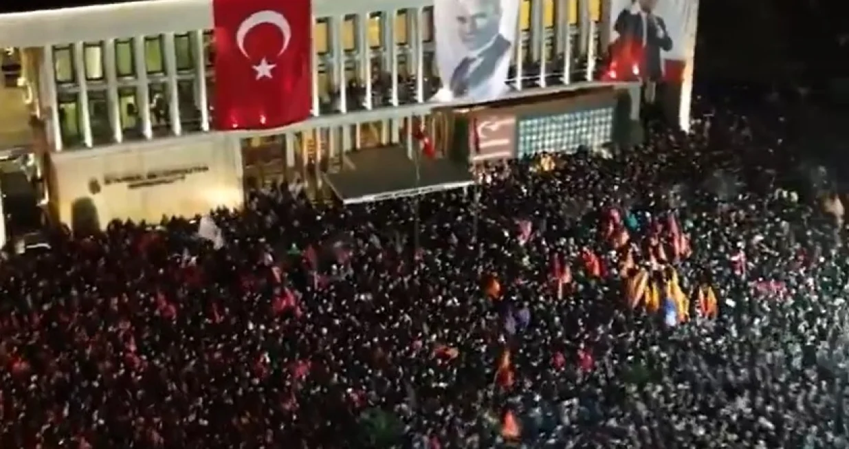 Hiljade ljudi su na ulicama/Screenshot/