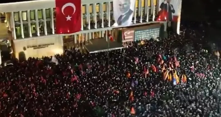 Hiljade ljudi su na ulicama/Screenshot/