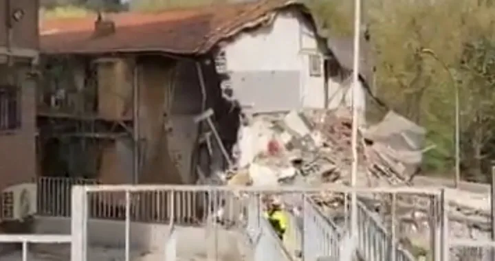 Spasioci pretražuju ruševinu/Screenshot/