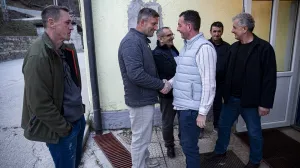 Iftar za komšije Bošnjake, svećenik u BiH, Tuzla/Anadolija