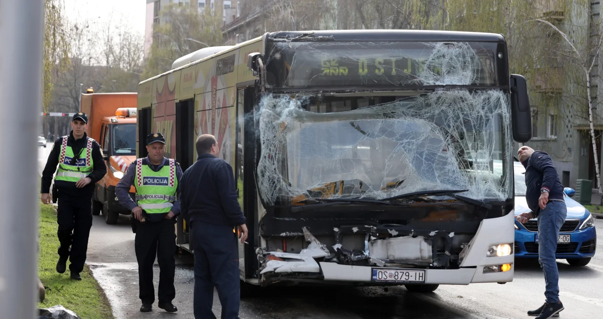 24.03.2025., Osijek - Na raskrizju Vukovarske ulice i Ulice Dobrise Cesarica doslo je do prometne nesrece izmedju dva autobusa pri cemu je ozlijedjeno vise ljudi. Photo: Davor Javorovic/PIXSELL/Davor Javorovic/pixsell