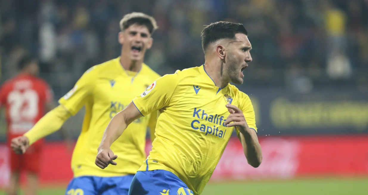 epa10382999 Cadiz's forward Lucas Perez celebrates after scoring the 1-1 during the Spanish LaLiga soccer match between Cadiz CF and UD Almeria at Nuevo Mirandilla stadium in Cadiz, Andalusia, Spain, 30 December 2022. EPA/Roman Rios