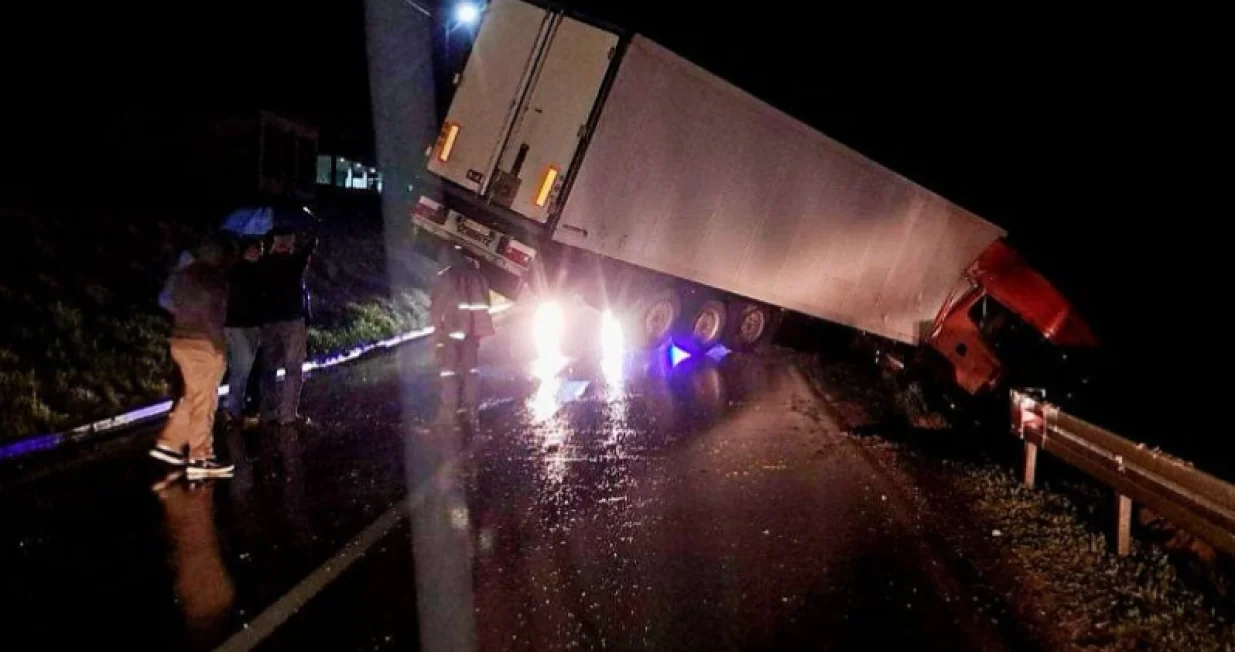 Saobraćajna nesreća kod Gradačca, obustavljen saobraćaj, prevrnuo se kamion/Avaz