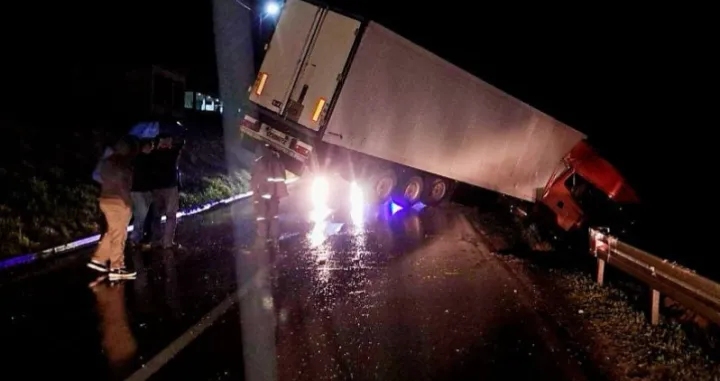 Saobraćajna nesreća kod Gradačca, obustavljen saobraćaj, prevrnuo se kamion/Avaz