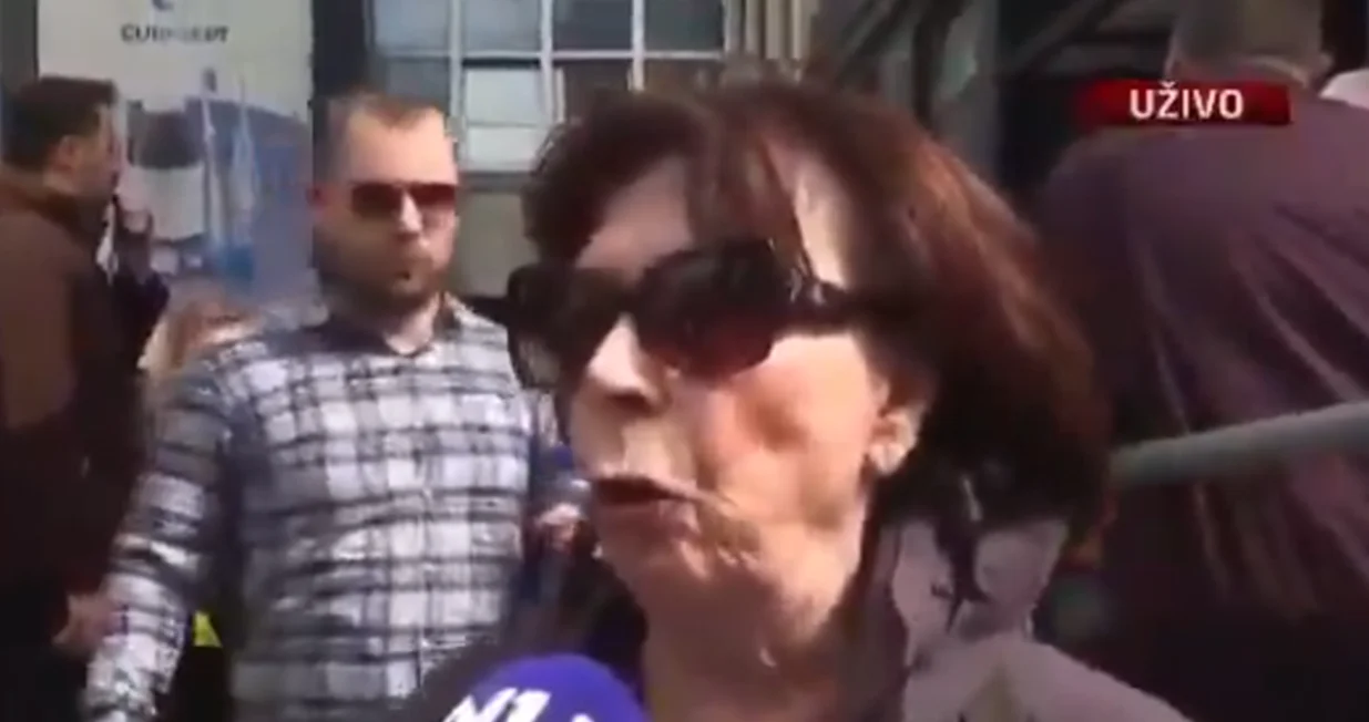 POZNATA srpska kazališna i filmska glumica, 83-godišnja Jelisaveta Seka Sablić, pridružila se danas prosvjednom skupu ispred zgrade Skupštine općine Zvezdara u Beogradu./Screenshot