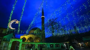 U čast dolaska mubarek mjeseca ramazana svečano su ukrašeni dijelovi sarajevske Baščaršije, najuže starogradske jezgre. Prigodne dekoracije postavljene na Baščaršijskom trgu, ispred Baščaršijske džamije, te u ulici Sarači/Samir Jordamović