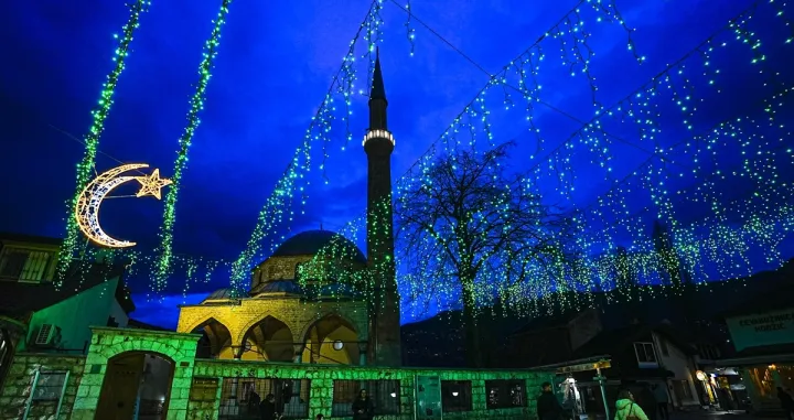 U čast dolaska mubarek mjeseca ramazana svečano su ukrašeni dijelovi sarajevske Baščaršije, najuže starogradske jezgre. Prigodne dekoracije postavljene na Baščaršijskom trgu, ispred Baščaršijske džamije, te u ulici Sarači/Samir Jordamović