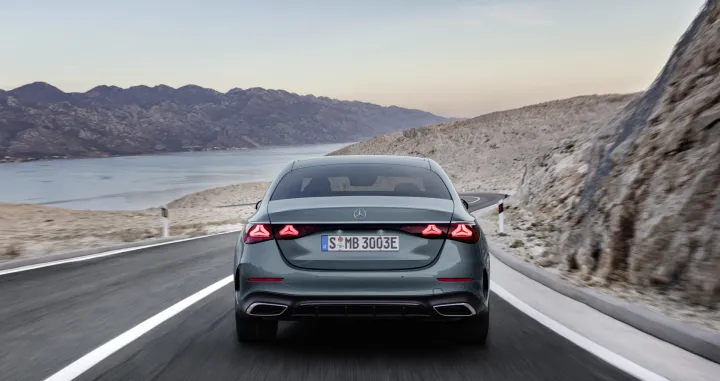 Mercedes-Benz E-Klasse, AMG Line; Exterieur: Verdesilber; Interieur: Nappaleder 2353/Mercedes-benz Ag â Communicati