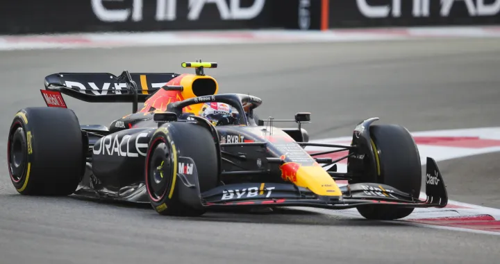 epa10316368 Mexican Formula One driver Sergio Perez of Red Bull Racing in action during the Formula One Abu Dhabi Grand Prix at Yas Marina Circuit in Abu Dhabi, United Arab Emirates, 20 November 2022. EPA/ALI HAIDER