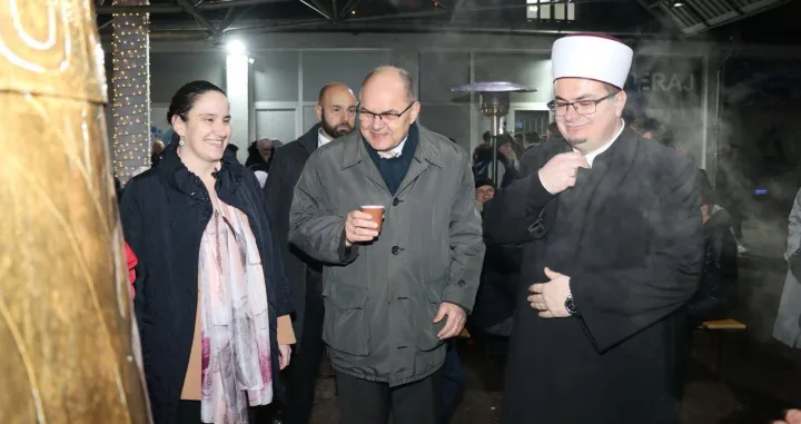 Schmidt na iftaru na Grbavici/Benjamina Karić