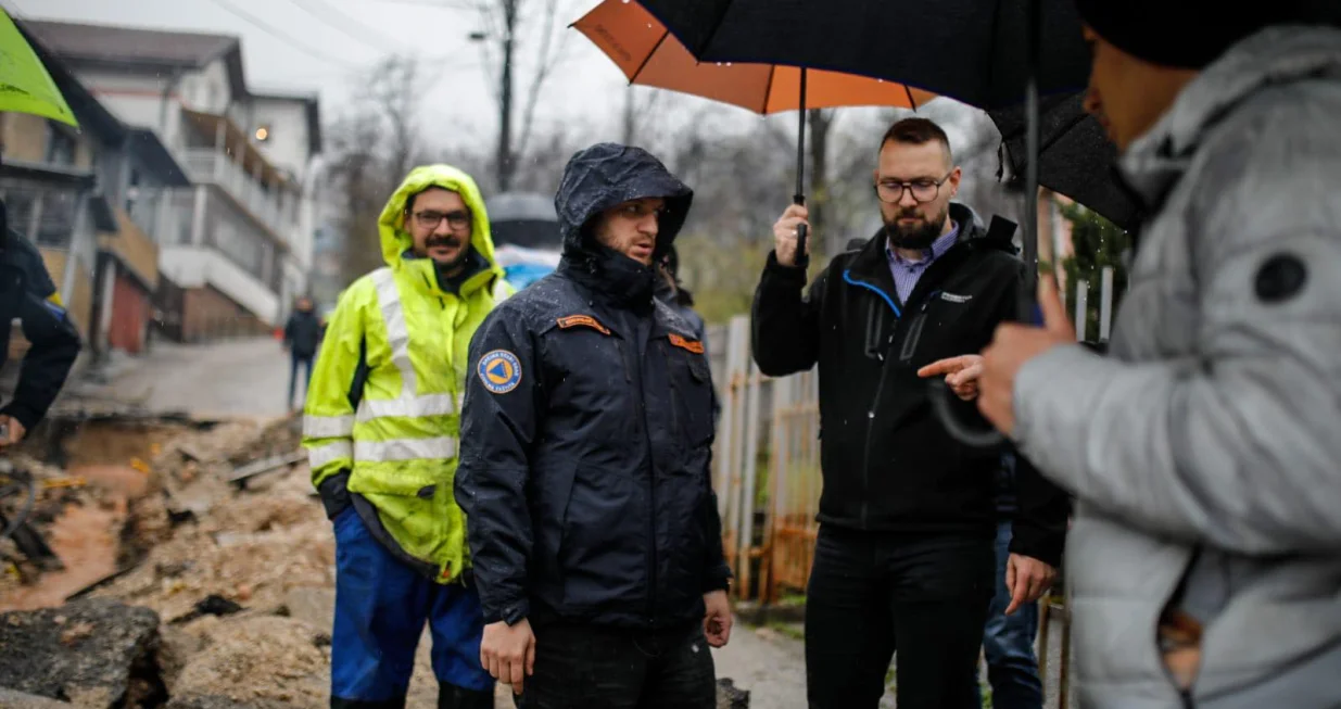 Načelnik Irfan Čengić, zajedno s članovima Štaba civilne zaštite i nadležnim službama, obišao je ugrožena područja, među kojima su ulice Komatin i Ablakovina/Općina Stari Grad Sarajevo