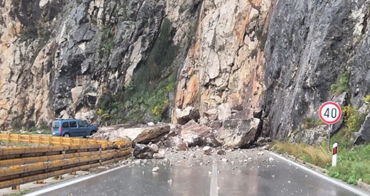 Kamenje je zatrpalo cestu/X/X