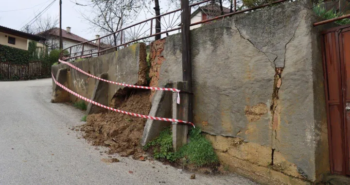 U ulici Zahira Panjete do&scaron;lo je do pucanja potpornog zida i proboja zemlje/Facebook/Facebook