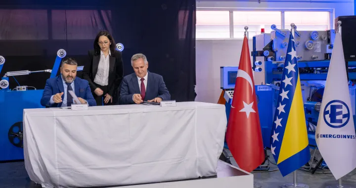 Visoko, Bosna i Hercegovina, 27. mart 2025:Energoinvest d.d. Sarajevo i turska firma Ares Trafo Ekipmanlari potpisali su ugovor o strateškom partnerstvu u četvrtak, čime je zvanično pokrenuta proizvodnja transformatora pod brendom Energoinvesta u Bosni i Hercegovini (Elman Omic - Anadolu Agency)/
