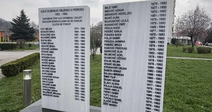 Spomenik ubijenoj djeci Dobrinje/Andrej Bjelo&scaron;