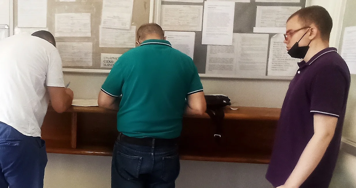 Redovi za izdavanje pasoša/Didier Torche