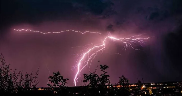 Fotografija Enesa Džafića, munje iznad Modriće/