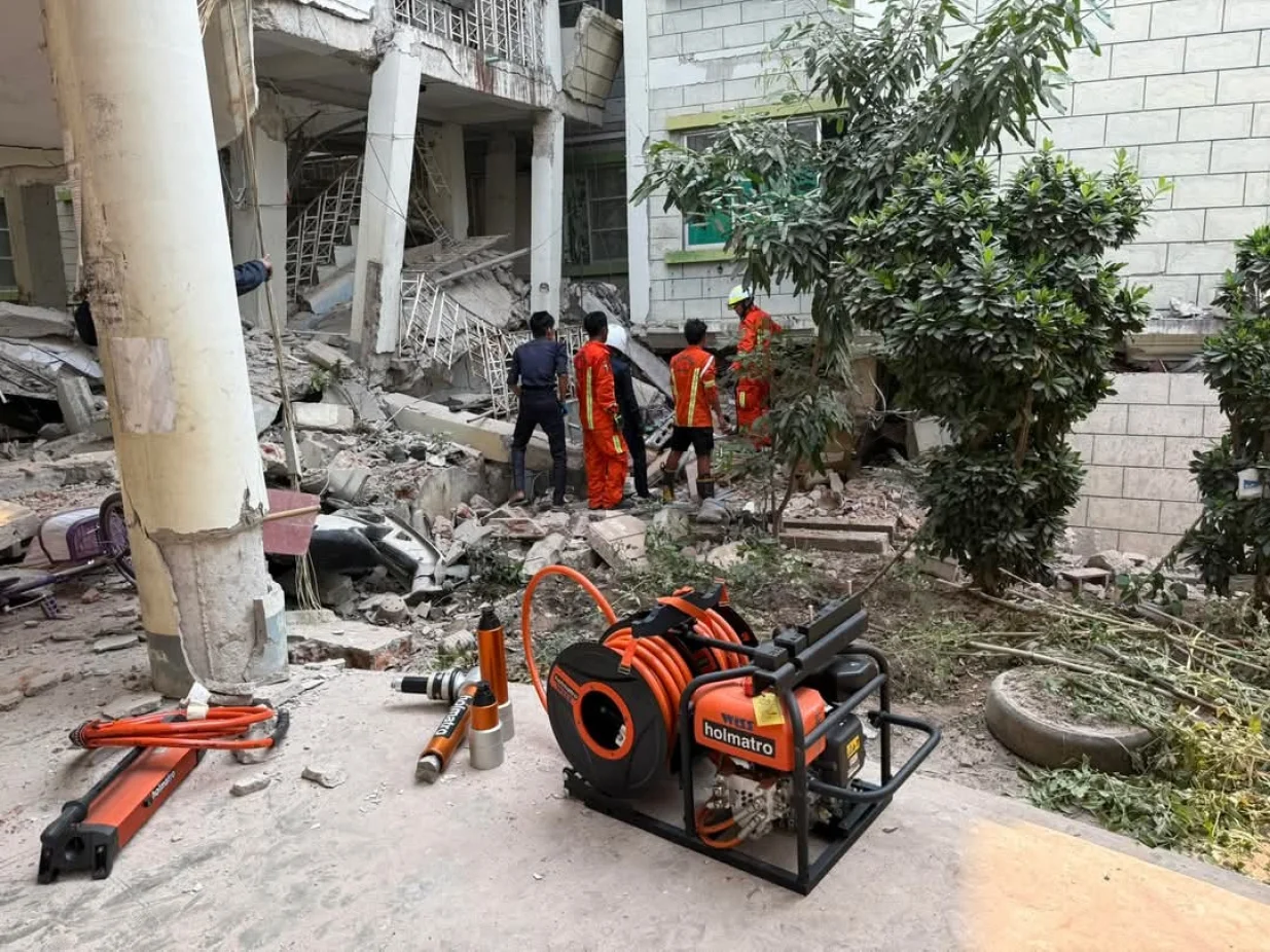 Sagaigang, Mijanmari - 28. mart 2025:Vatrogasna služba Mjanmara nastavlja hitne operacije potrage i spašavanja nakon snažnog zemljotrsa magnitude 7,7 u Sagaingu u centralnom Mjanmaru koji je iza sebe ostavio najmanje 28 mrtvih, a 81 osoba je zarobljena ispod ruševina (Myanmar Fire Services Department - Anadolu Agency)/