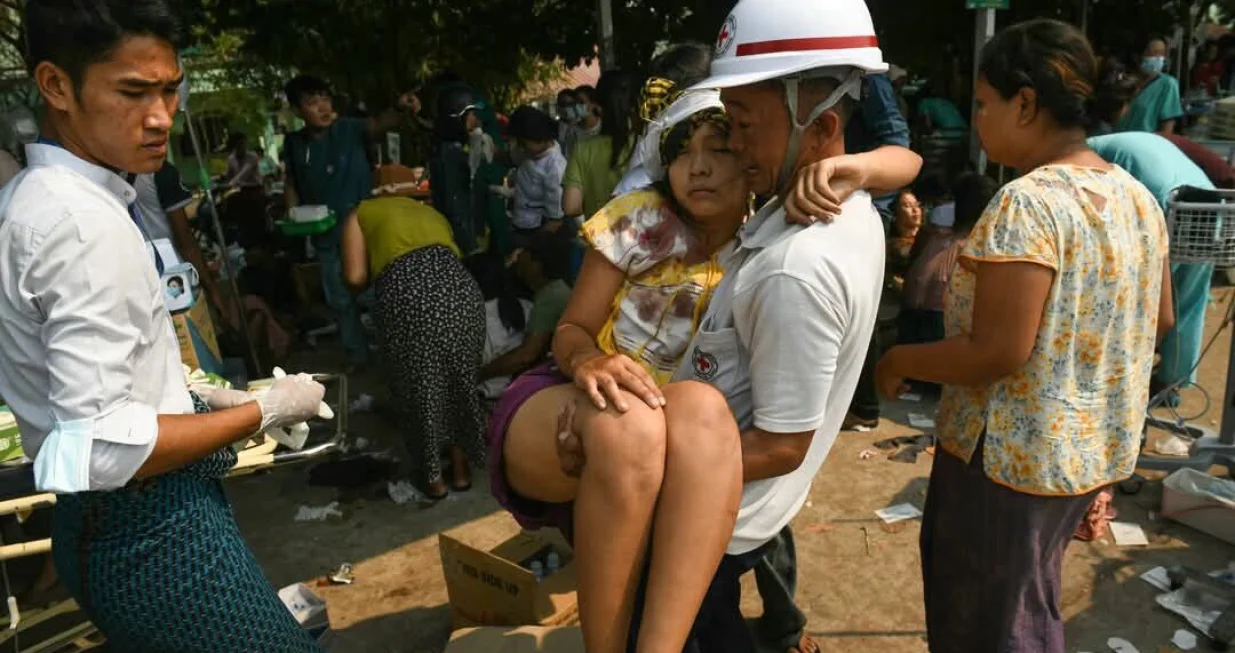 Sagaigang, Mijanmari - 28. mart 2025:Vatrogasna služba i medicijski timovi Mjanmara nastavlja hitne operacije potrage i spašavanja nakon snažnog zemljotresa magnitude 7,7 u Sagaingu u centralnom Mjanmaru koji je iza sebe ostavio najmanje 28 mrtvih, a 81 osoba je zarobljena ispod ruševina (Crveni krst Mijanmara - Anadolu Agency)/