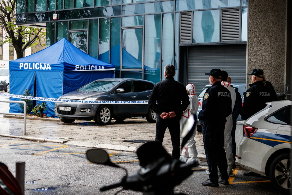 28.03.2025., Split - Nesto prije 12 sati dogodio se pokusaj pljacke u Erste banci u Gundulicevoj ulici, preko puta zgrada Opcinskog i Zupanijskog suda u Splitu. Razbojnik je navodno uzeo zastitara za taoca te je pokusao pobjeci, ali je vrlo brzo na mjesto dogadjaja stigla policija te je doslo do pucnjave. Pljačkac je ubijen. Photo: Zvonimir Barisin/PIXSELL/Zvonimir Barisin/pixsell