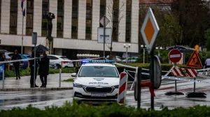 28.03.2025., Split - Nesto prije 12 sati dogodio se pokusaj pljacke u Erste banci u Gundulicevoj ulici, preko puta zgrada Opcinskog i Zupanijskog suda u Splitu. Razbojnik je navodno uzeo zastitara za taoca te je pokusao pobjeci, ali je vrlo brzo na mjesto dogadjaja stigla policija te je doslo do pucnjave. Pljačkac je ubijen. Photo: Zvonimir Barisin/PIXSELL/Zvonimir Barisin/pixsell