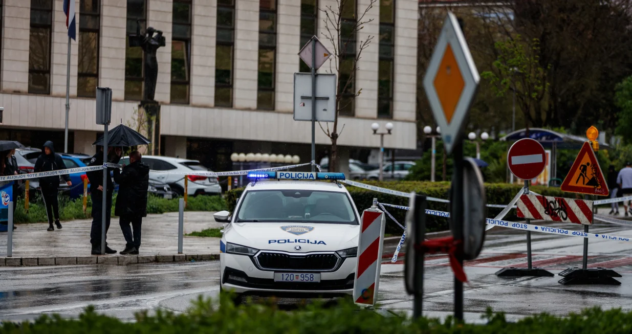 28.03.2025., Split - Nesto prije 12 sati dogodio se pokusaj pljacke u Erste banci u Gundulicevoj ulici, preko puta zgrada Opcinskog i Zupanijskog suda u Splitu. Razbojnik je navodno uzeo zastitara za taoca te je pokusao pobjeci, ali je vrlo brzo na mjesto dogadjaja stigla policija te je doslo do pucnjave. Pljačkac je ubijen. Photo: Zvonimir Barisin/PIXSELL/Zvonimir Barisin/pixsell