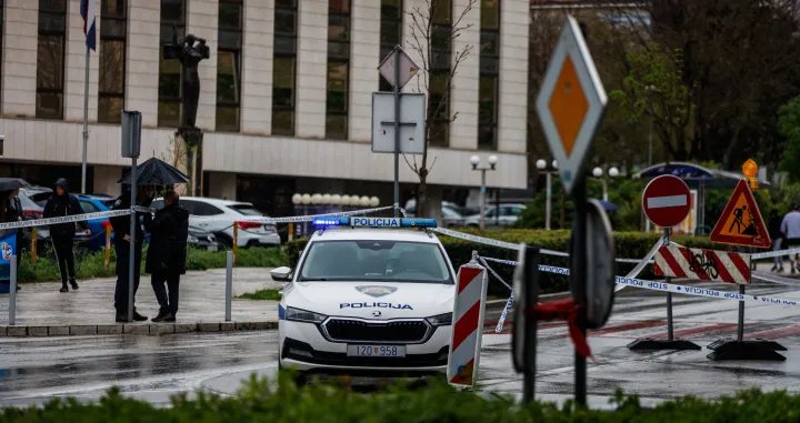 28.03.2025., Split - Nesto prije 12 sati dogodio se pokusaj pljacke u Erste banci u Gundulicevoj ulici, preko puta zgrada Opcinskog i Zupanijskog suda u Splitu. Razbojnik je navodno uzeo zastitara za taoca te je pokusao pobjeci, ali je vrlo brzo na mjesto dogadjaja stigla policija te je doslo do pucnjave. Pljačkac je ubijen. Photo: Zvonimir Barisin/PIXSELL/Zvonimir Barisin/pixsell