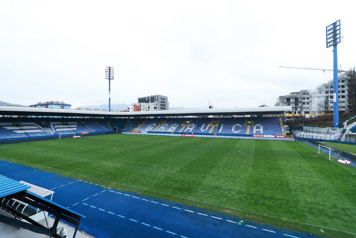 Stadion Grbavica pred utakmicu Željezničara i Posušja (FOTO: Adem Ćatić, www.fkz.ba)