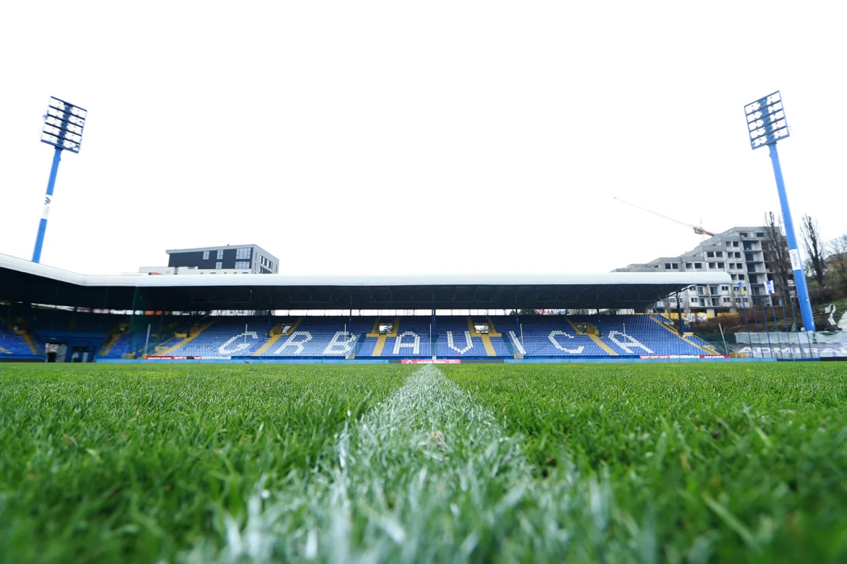 Stadion Grbavica pred utakmicu Željezničara i Posušja (FOTO: Adem Ćatić, www.fkz.ba)