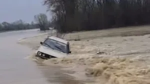 Automobil usred bujice/Crna Hronika