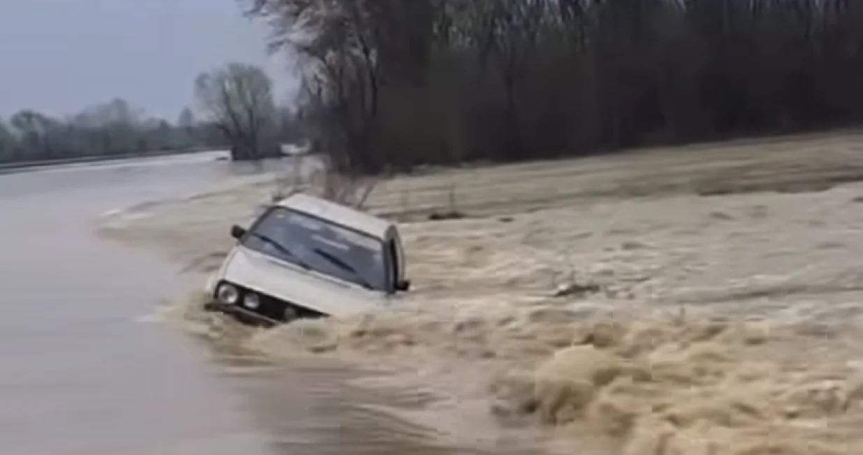 Automobil usred bujice/Crna Hronika