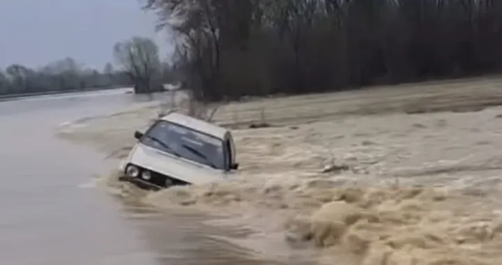 Automobil usred bujice/Crna Hronika