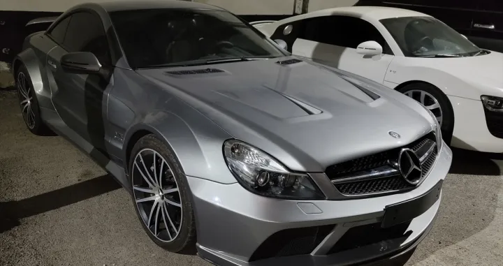 Ekipa agencije Anadolija snimila je u Damasku luksuzne automobile koje je koristio svrgnuti sirijski lider Bashar al-Assad, te njegov brat Mahir al-Assad. Dok je zemlja tokom 13 godina građanskog rata prolazila kroz ogromna razaranja i ekonomsku krizu, u garaži porodice Assad bile su parkirane na desetine luksuznih automobila čija vrijednost doseže milione dolara//