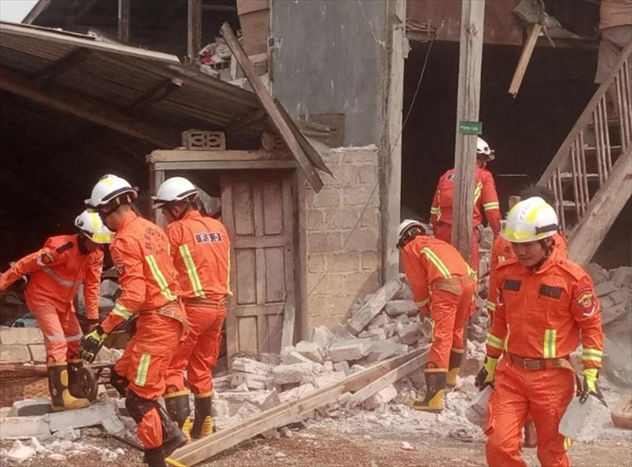 Vatrogasna služba Mjanmara nastavlja hitne operacije potrage i spašavanja nakon snažnog zemljotresa magnitude 7,7 u Sagaingu u centralnom Mjanmaru koji je iza sebe ostavio najmanje 28 mrtvih, a 81 osoba je zarobljena ispod ruševina//