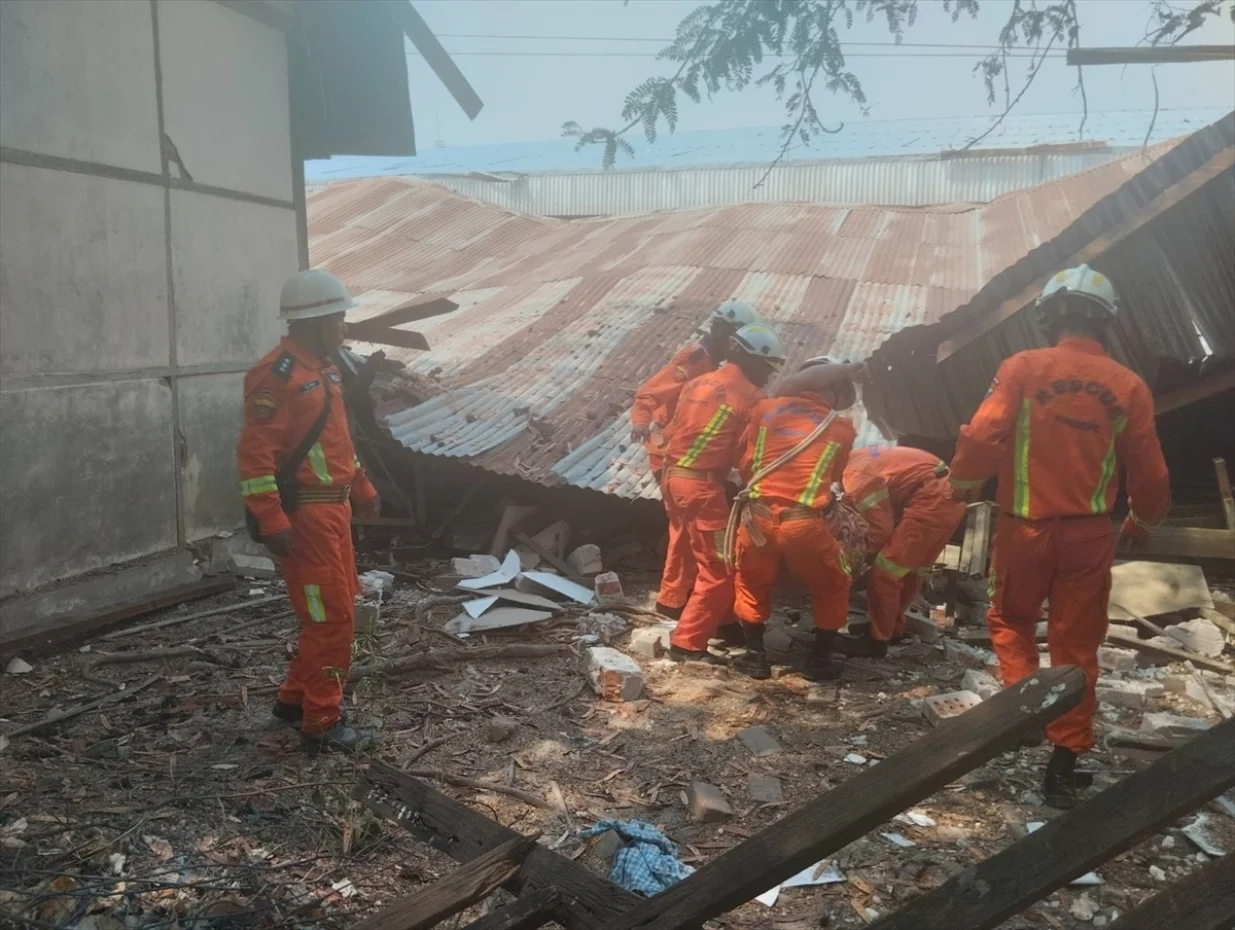 Vatrogasna služba Mjanmara nastavlja hitne operacije potrage i spašavanja nakon snažnog zemljotresa magnitude 7,7 u Sagaingu u centralnom Mjanmaru koji je iza sebe ostavio najmanje 28 mrtvih, a 81 osoba je zarobljena ispod ruševina//