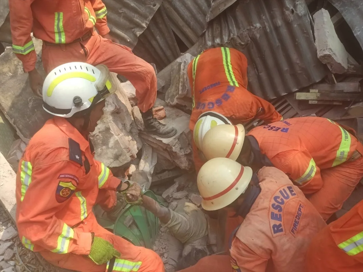 Vatrogasna služba Mjanmara nastavlja hitne operacije potrage i spašavanja nakon snažnog zemljotresa magnitude 7,7 u Sagaingu u centralnom Mjanmaru koji je iza sebe ostavio najmanje 28 mrtvih, a 81 osoba je zarobljena ispod ruševina//