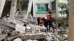 Vatrogasna služba Mjanmara nastavlja hitne operacije potrage i spašavanja nakon snažnog zemljotresa magnitude 7,7 u Sagaingu u centralnom Mjanmaru koji je iza sebe ostavio najmanje 28 mrtvih, a 81 osoba je zarobljena ispod ruševina//