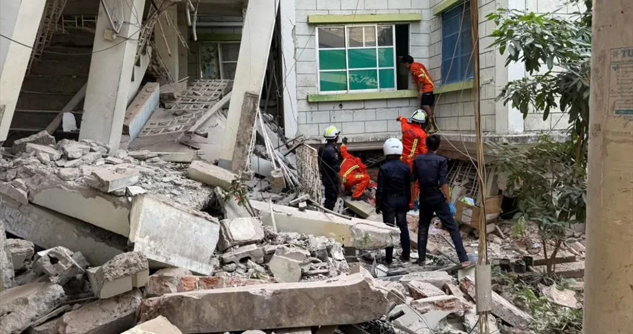 Vatrogasna služba Mjanmara nastavlja hitne operacije potrage i spašavanja nakon snažnog zemljotresa magnitude 7,7 u Sagaingu u centralnom Mjanmaru koji je iza sebe ostavio najmanje 28 mrtvih, a 81 osoba je zarobljena ispod ruševina//