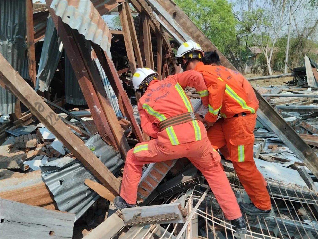 Vatrogasna služba Mjanmara nastavlja hitne operacije potrage i spašavanja nakon snažnog zemljotresa magnitude 7,7 u Sagaingu u centralnom Mjanmaru koji je iza sebe ostavio najmanje 28 mrtvih, a 81 osoba je zarobljena ispod ruševina//