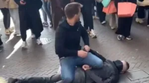 Prolaznici savladali napadača/Printscreen/X.com//